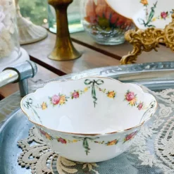 Geschirrset aus Knochenporzellan – Ribbon Rose Kaffeetasse, Untertasse, Reisschüssel