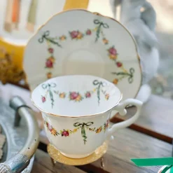 Geschirrset aus Knochenporzellan – Ribbon Rose Kaffeetasse, Untertasse, Reisschüssel