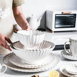 Geschirrset aus weiß glasierter Keramik – Elegante Geschirrkollektion