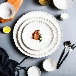 Geschirrset aus weiß glasierter Keramik – Elegante Geschirrkollektion