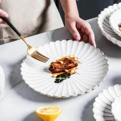 Geschirrset aus weiß glasierter Keramik – Elegante Geschirrkollektion