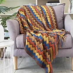 Gestreifte gestrickte Sofadecke – gemütliches Wohndekor-Accessoire