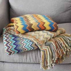 Gestreifte gestrickte Sofadecke – gemütliches Wohndekor-Accessoire