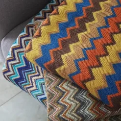 Gestreifte gestrickte Sofadecke – gemütliches Wohndekor-Accessoire