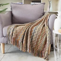 Gestreifte gestrickte Sofadecke – gemütliches Wohndekor-Accessoire