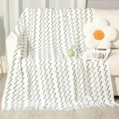 Gestreifte Quastendecke – kuscheliger Stricküberwurf für Zuhause und unterwegs