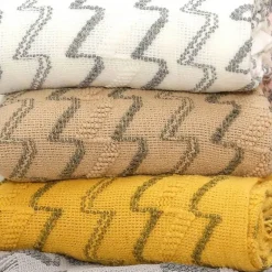 Gestreifte Quastendecke – kuscheliger Stricküberwurf für Zuhause und unterwegs