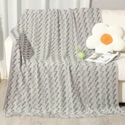 Gestreifte Quastendecke – kuscheliger Stricküberwurf für Zuhause und unterwegs