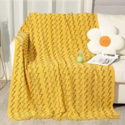 Gestreifte Quastendecke – kuscheliger Stricküberwurf für Zuhause und unterwegs