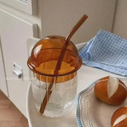 Gestreifter Glasbecher mit Deckel und Strohhalm – 450 ml für Kaffee, Saft, Milch, Tee