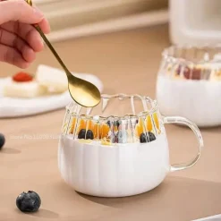 Gestreifter Kaffeebecher aus Glas – hitzebeständiges Trinkgeschirr mit Henkel