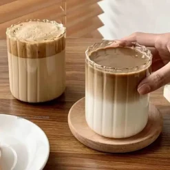 Gestreiftes Trinkgeschirr-Set – Kaffee-, Wein-, Wasser- und Milchgläser