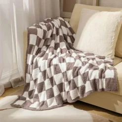 Gestrickte Schachbrettdecke – Gemütlicher Überwurf für die Heimdekoration