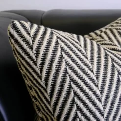 Gewebte Kissenbezüge aus Wolle zum Häkeln - Schwarz-Weiß-Wohndekor