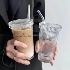 Glasbecher mit japanischem Streifenmuster und Strohhalm – ideal für Kaffee, Tee und Geschenke