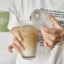 Glasbecher mit japanischem Streifenmuster und Strohhalm – ideal für Kaffee, Tee und Geschenke