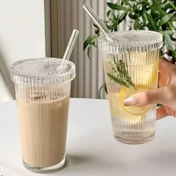 Glasbecher mit japanischem Streifenmuster und Strohhalm – ideal für Kaffee, Tee und Geschenke