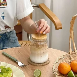 Glasbecher mit Strohhalm – Vielseitiger Becher für Kaffee, Saft, Bier, Wein