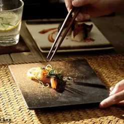 Glasierte Barbecue-Flügelplatte im japanischen Stil mit Messer – Bratblech für Flügel und Fisch