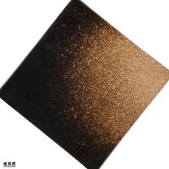 Glasierte Barbecue-Flügelplatte im japanischen Stil mit Messer – Bratblech für Flügel und Fisch