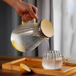 Glaswasserflasche mit großem Fassungsvermögen – Krug mit vertikalen Streifen für heiße und kalte Getränke