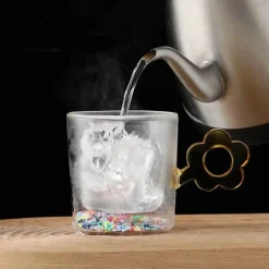 Glitzernde Blumentasse – 250 ml doppelwandiges Glas mit Blumengriff