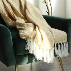 Goldene Strickdecke – luxuriös weicher Sofa- und Bettüberwurf
