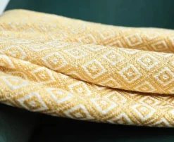 Goldene Strickdecke – luxuriös weicher Sofa- und Bettüberwurf