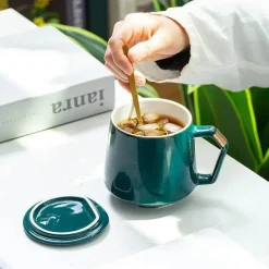 Goldenes Keramikbecher-Set mit Deckel und Löffel – 400 ml für Kaffee, Wasser und Milch