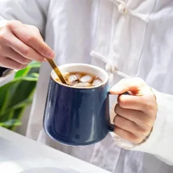 Goldenes Keramikbecher-Set mit Deckel und Löffel – 400 ml für Kaffee, Wasser und Milch