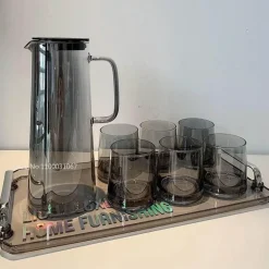 Grauer Glaskrug - Saft- und Teekrug mit großem Fassungsvermögen