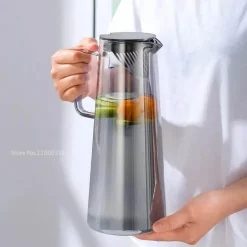 Grauer Glaskrug - Saft- und Teekrug mit großem Fassungsvermögen