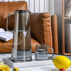 Grauer Glaskrug - Saft- und Teekrug mit großem Fassungsvermögen