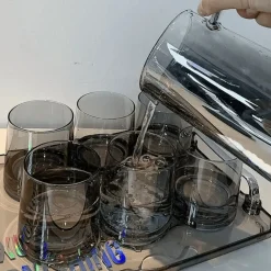 Grauer Glaskrug - Wasser- und Saftkrug mit großem Fassungsvermögen