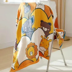 Großes Badetuch aus Baumwollgaze mit Cartoon-Motiv – 70 x 140 cm