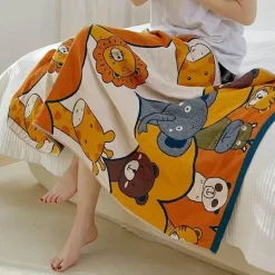 Großes Badetuch aus Baumwollgaze mit Cartoon-Motiv – 70 x 140 cm