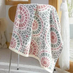 Großes Badetuch aus Baumwollgaze mit Cartoon-Motiv – 70 x 140 cm