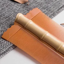 Haarkamm aus Sandelholz – natürlicher antistatischer Kamm mit schmalen, feinen Zähnen