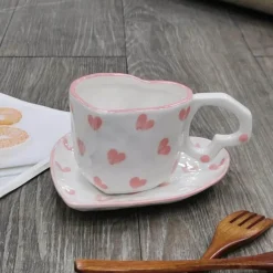 Handbemalte Tasse mit Herzgriff, Liebestasse, rosa Keramiktasse
