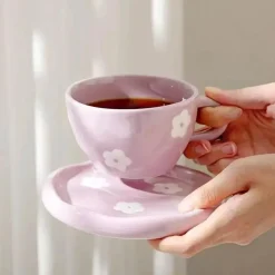 Handbemaltes Kaffeetassen- und Untertassen-Set mit lila Blumen - Teeservice aus Keramik