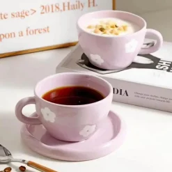 Handbemaltes Kaffeetassen- und Untertassen-Set mit lila Blumen - Teeservice aus Keramik