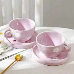 Handbemaltes Kaffeetassen- und Untertassen-Set mit lila Blumen - Teeservice aus Keramik
