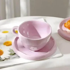 Handbemaltes Kaffeetassen- und Untertassen-Set mit lila Blumen - Teeservice aus Keramik