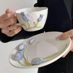 Handgefertigte Keramiktasse mit 3D-Prägung in Tulpenform – Tasse mit elegantem Blumendesign