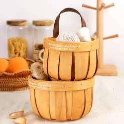 Handgefertigter Holzkorb - Kunsthandwerkerdekor im französischen Marktstil