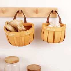 Handgefertigter Holzkorb - Kunsthandwerkerdekor im französischen Marktstil