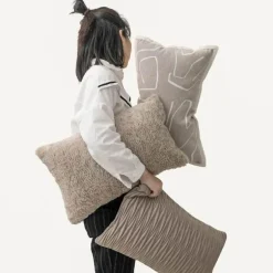 Hellgraue Kissenbezüge mit Kaffeestruktur - Moderne Wohndekor-Kissen