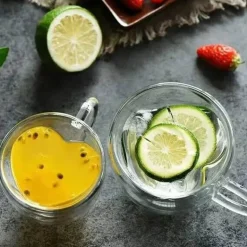 Herzförmiger doppelwandiger Glasbecher mit Henkel für Kaffee, Tee, Milch und Saft
