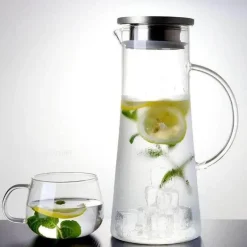 Hitzebeständiger Glaskrug mit Deckel – vielseitige Karaffe für heiße oder kalte Getränke