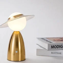 Hut-Tischlampe – Kreative Wohndekorbeleuchtung